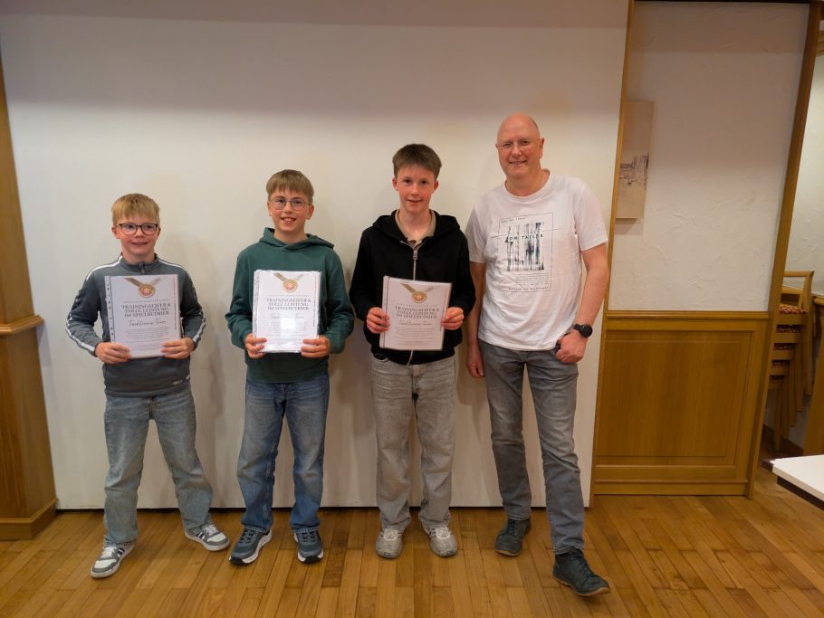 Ehrung bei der Jahreshauptversammlung: Teil der Tischtennis-Mannschaft von links: Benjamin Zehender, Carl Hesse, Johannes Zehnender und Mark